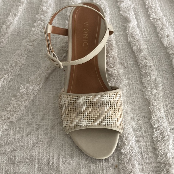 COPY - Vionic high heels, size 9 cream with white - Picture 4 of 5